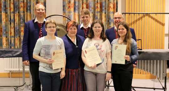 Die geehrten Musikerinnen v. l. Simone Feldengut, Birgit Wiedmann und Lisa Heim mit dem Präsidium der Stadtkapelle Wertingen.