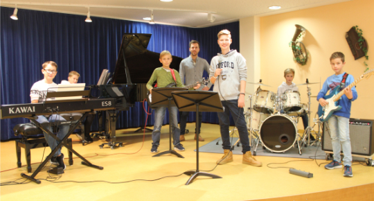 Die geehrten Musikerinnen v. l. Simone Feldengut, Birgit Wiedmann und Lisa Heim mit dem Präsidium der Stadtkapelle Wertingen.